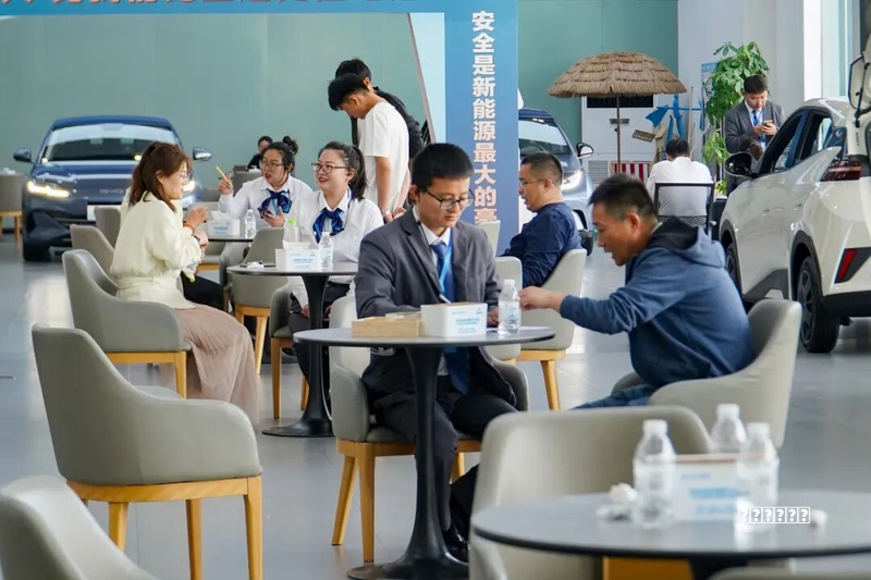小米的“年轻人第一辆保时捷”攻略，还是没星纪元ES的“超舒适”实在